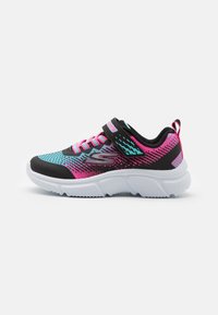 Chaussure de sport noire, rose et turquoise avec empeigne en mesh, bande Velcro et semelle blanche. Présente un motif dégradé et des accents texturés.