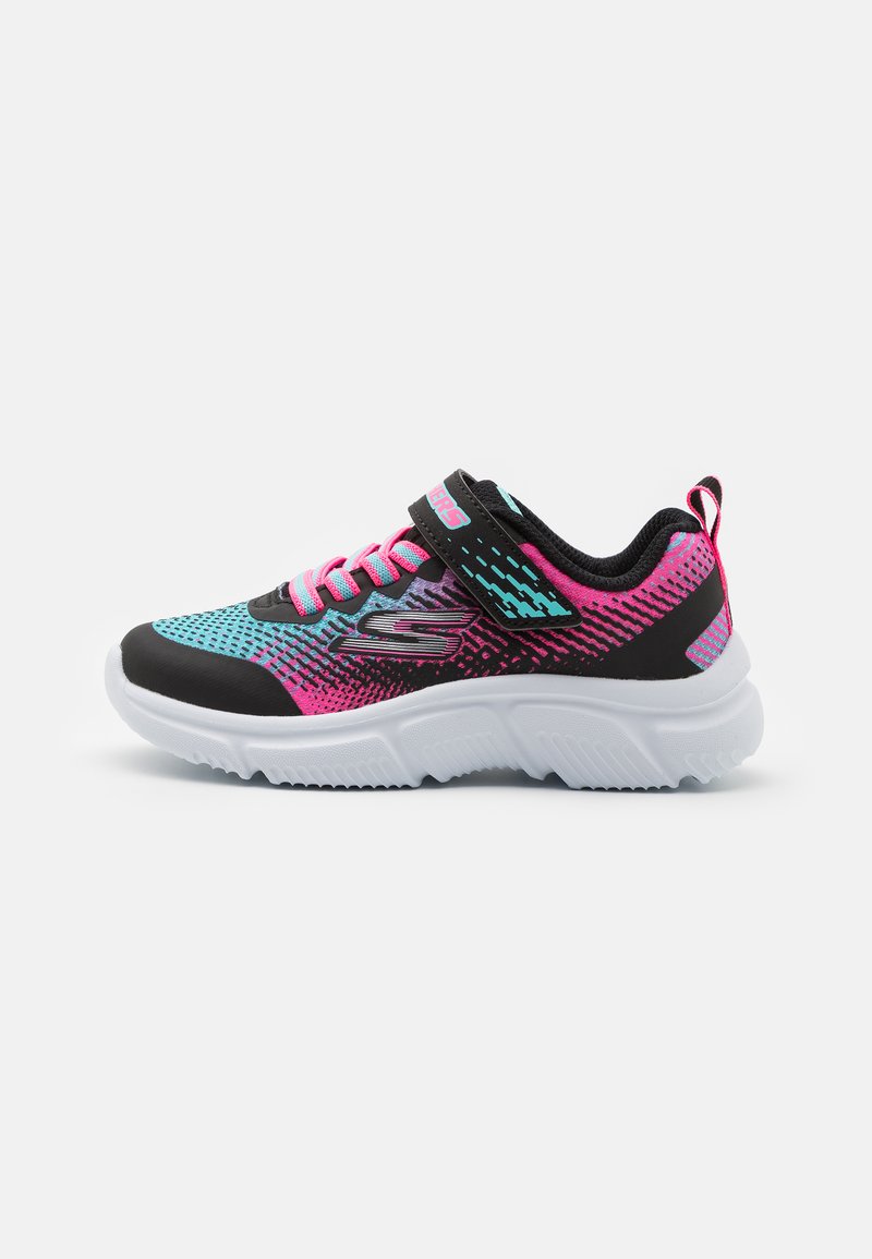 Chaussure de sport noire, rose et turquoise avec empeigne en mesh, bande Velcro et semelle blanche. Présente un motif dégradé et des accents texturés.