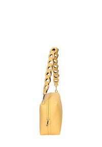 Borsa gialla con un design rettangolare strutturato, finitura texturizzata, chiusura con zip e tracolla a catena dorata di forma unica.