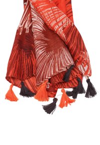 Sciarpa con motivo rosso e arancione, con pon pon neri e arancioni ai bordi; realizzata in tessuto morbido e testurizzato con un design vivace.