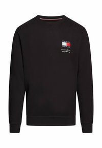 Sudadera negra de algodón, con cuello redondo, mangas largas y un parche con el logo en rojo, azul y blanco en el pecho.