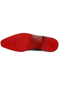 Suela de zapato con parte superior negra y suela exterior roja, que presenta un acabado texturizado, detalle del logotipo y marcaje de tamaño en la zona del talón.