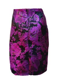 Minifalda de tela negra adornada con grandes flores moradas y detalles dorados, que presenta un diseño ajustado y un cierre de cremallera en la parte trasera.