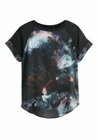 Tričko s krátkým rukávem, černé barvy, s abstraktním vícetrobným vzorem. Má kulatý výstřih a rukávy ve stylu raglán. Hladká textilie.