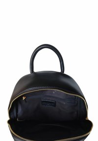 Zaino in pelle nera con design arrotondato, manico superiore, zip dorata e un ampio interno in tessuto nero con una tasca con zip.
