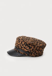Kapa od umjetnog krzna s leopard uzorkom, s crnim teksturiranim kožnim vizirima i trakom, koja sadrži ukrasni gumb s one strane.