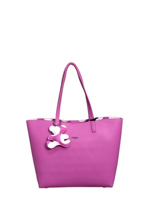 Borsa tote in pelle rosa con due manici e un portachiavi di forma astratta bianco e rosa attaccato a uno dei manici.
