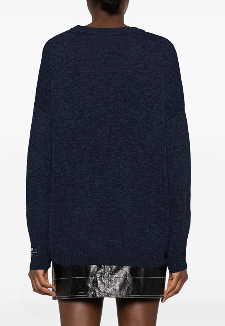 Granatowy sweter dzianinowy o luźnym kroju, z opadającymi ramionami, ribbowymi mankietami i teksturowanym wzorem. Posiada metkę z logo na rękawie.