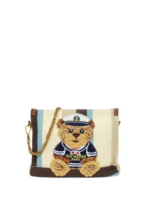 Piccola borsa a righe beige e marroni con una catena dorata e una toppa raffigurante un orsacchiotto che indossa un outfit da marinaio e un cappello da capitano.