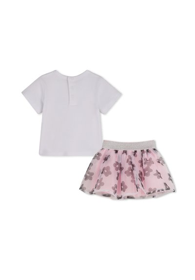 Chemise blanche à manches courtes pour tout-petit avec trois boutons dans le dos, associée à une jupe en tulle rose ornée de motifs floraux gris et d'une ceinture argentée.
