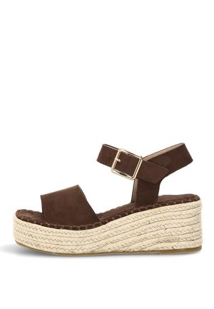 Sandalia de cuña de ante marrón con correa en el tobillo y hebilla dorada, con plataforma de yute trenzado.