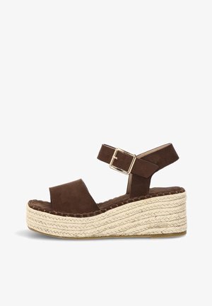 Sandalia de cuña de ante marrón con correa en el tobillo y hebilla dorada, con plataforma de yute trenzado.