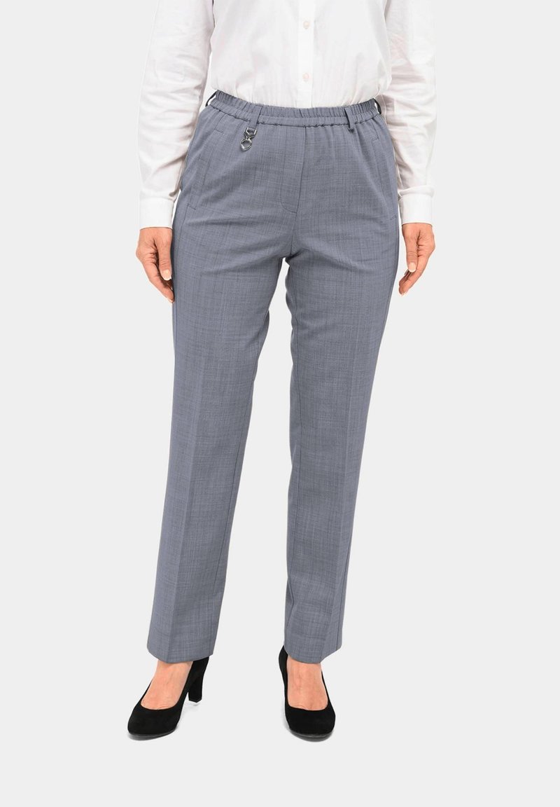 Grijze op maat gemaakte broek van een gestructureerde stof, met een elastische tailleband en een sluitingdetail, gecombineerd met zwarte hoge hakken.