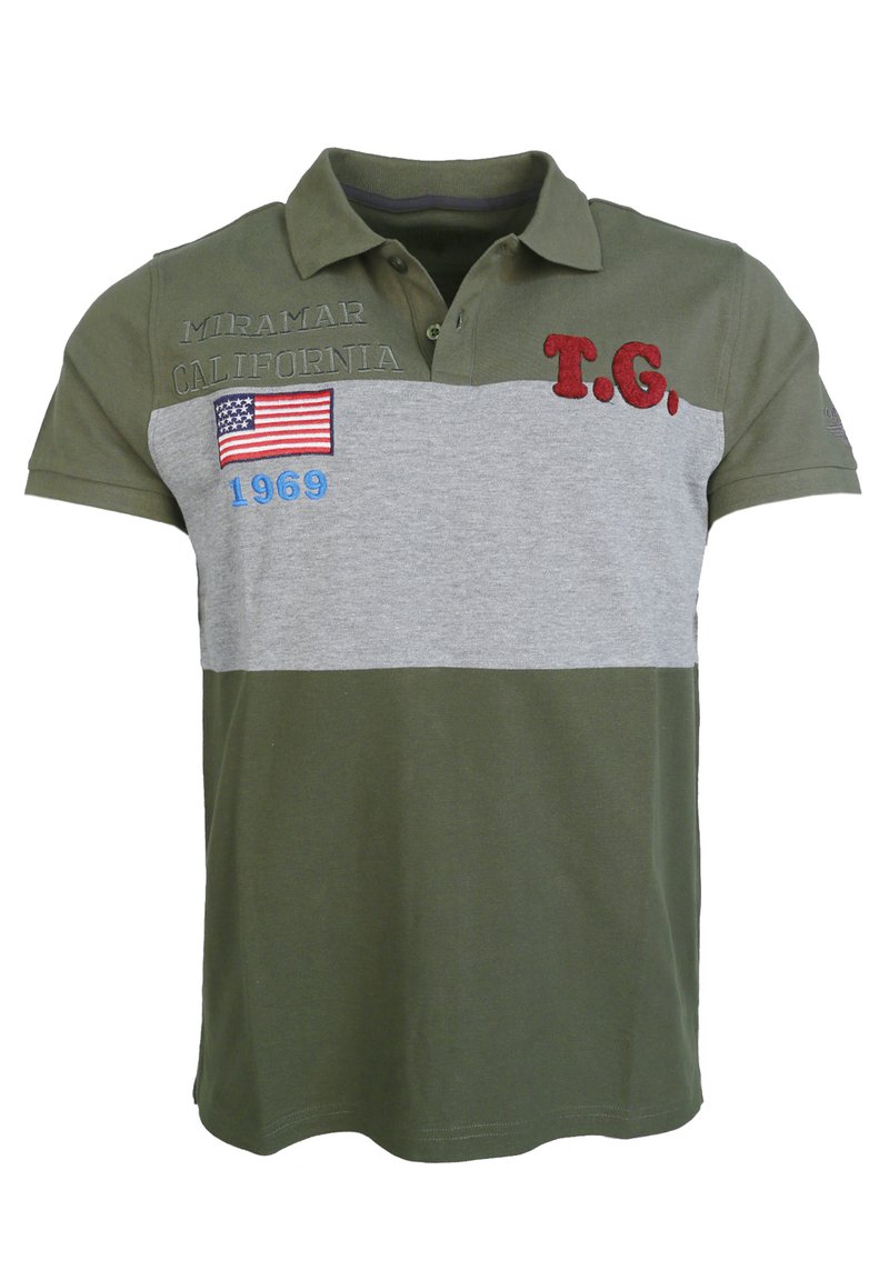 Pikétröja i olivgrön och grå, med krage, korta ärmar, broderad text, amerikansk flagga-patch och blå accenter.
