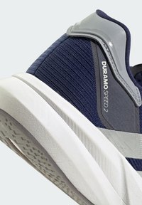 Námořnické sportovní boty s texturovaným síťovaným svrškem, šedými akcenty a polstrovanou bílou podrážkou, s logem "DURAMO SPEED 2".