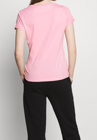 HUGO Triko s potiskem - pink