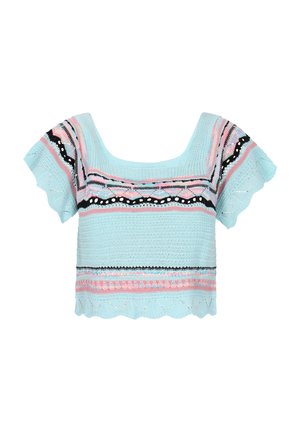 Lichtblauwe cropped gebreide top met golvende mouwen, met kleurrijke gestreepte patronen in roze, zwart en wit. Textuurontwerp over het geheel.