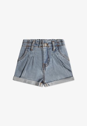 Shorts in denim azzurro chiaro con risvolti, pieghe frontali e dettagli cuciti. Presentano due tasche frontali e una chiusura con bottone in metallo.