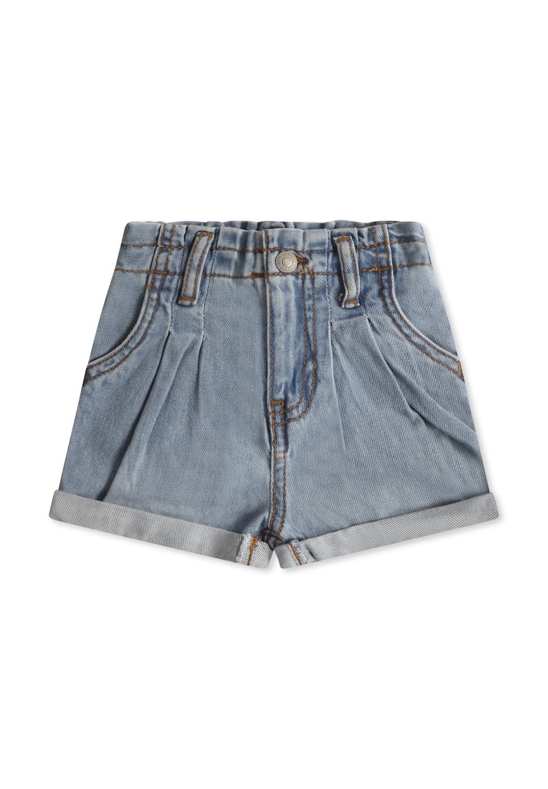 Shorts in denim azzurro chiaro con risvolti, pieghe frontali e dettagli cuciti. Presentano due tasche frontali e una chiusura con bottone in metallo.
