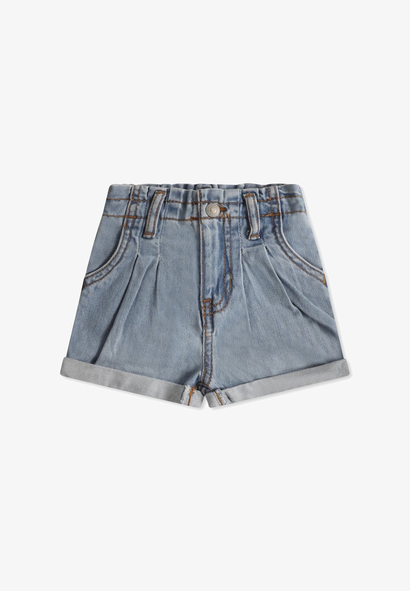 Shorts in denim azzurro chiaro con risvolti, pieghe frontali e dettagli cuciti. Presentano due tasche frontali e una chiusura con bottone in metallo.