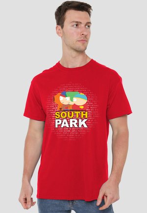 Rotes Baumwoll-T-Shirt mit einem Grafikdesign, das Cartoonfiguren und den Text "SOUTH PARK" in fettem Weiß vor einem bunten Hintergrund zeigt.