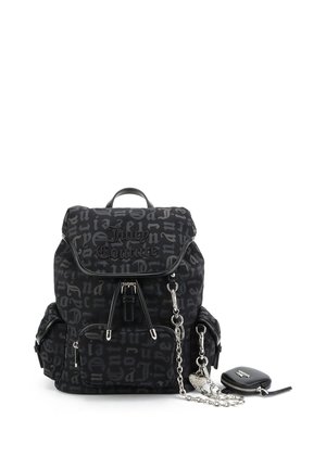 Zaino nero Juicy Couture con scritta gotica, catena d'argento, ciondolo a forma di cuore attaccato e piccola tasca con zip su sfondo bianco.