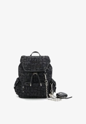 Zaino nero Juicy Couture con scritta gotica, catena d'argento, ciondolo a forma di cuore attaccato e piccola tasca con zip su sfondo bianco.