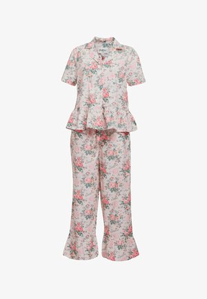 Conjunto de pijama de manga corta con estampado floral, blusa peplum con botones y pantalones recortados con dobladillos fruncidos en tonos rosa y verde.