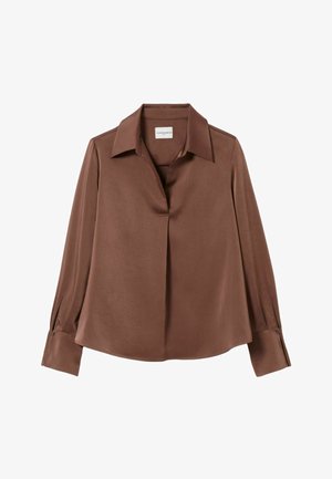 Blusa marrón de satén de manga larga con cuello puntiagudo, puños con botones y botones delanteros ocultos, exhibida sobre un fondo blanco.