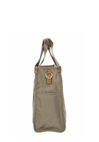Sac en tissu rectangulaire beige avec poche latérale, accents en cuir, détail en D en or et poignées de transport doubles sur fond blanc.
