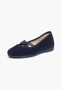 Ballerines bleu marine en suède doux, avec un bout arrondi et un détail de bande croisée à l'avant. Semelle plate en caoutchouc pour le confort.