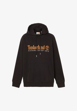 Felpa nera Timberland con tasca a marsupio frontale, cappuccio con coulisse regolabile e testo del logo "Timberland Established 1973" in arancione e bianco.