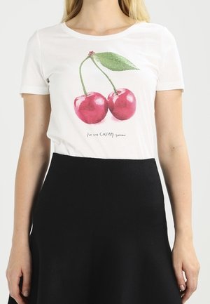 Vit bomull t-shirt med en grafisk bild av två röda körsbär med ett grönt blad, samt texten "Du är KÖRSBÄRSöt" i svart.