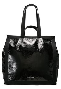Czarna, błyszcząca torba typu tote o pomarszczonej fakturze, z czarnymi materiałowymi uchwytami i logo umieszczonym na dole. Posiada przestronny, prostokątny kształt.