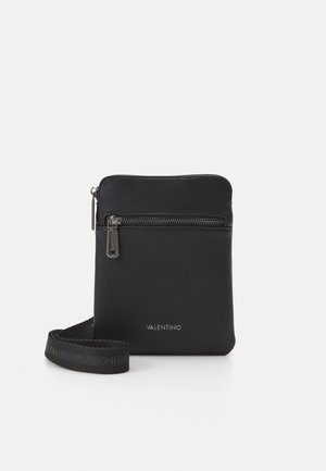 Zwarte leren crossbodytas met ritssluiting, voorzien van het merk "Valentino" in wit, met een gewoven band. Soepele textuur en minimalistisch ontwerp.