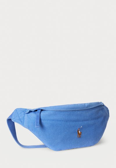 Mėlynas drobės fanny pack su užtrauktuku, reguliuojama juosta ir maža siuvinėta polo žaidėjo logo priekyje.