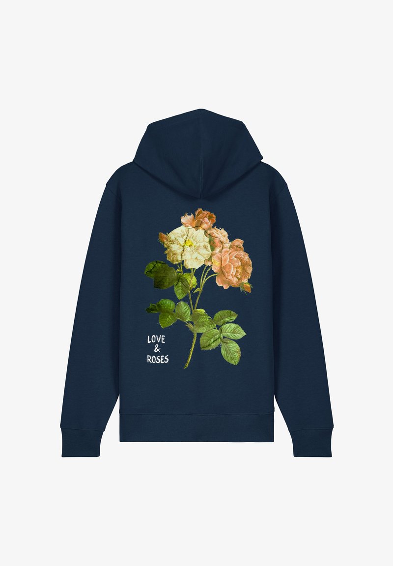 Tamsiai mėlynas džemperis su gėlių grafika, kurioje pavaizduotos šviesiai rožinės ir grietinėlės spalvos rožės su žaliais lapais, taip pat tekstas "MEILĖ IR ROŽĖS" baltos spalvos.