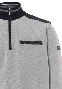 Pullover grigio e nero con zip, colletto alto, righe orizzontali, taschino sul petto e spalle lucide.