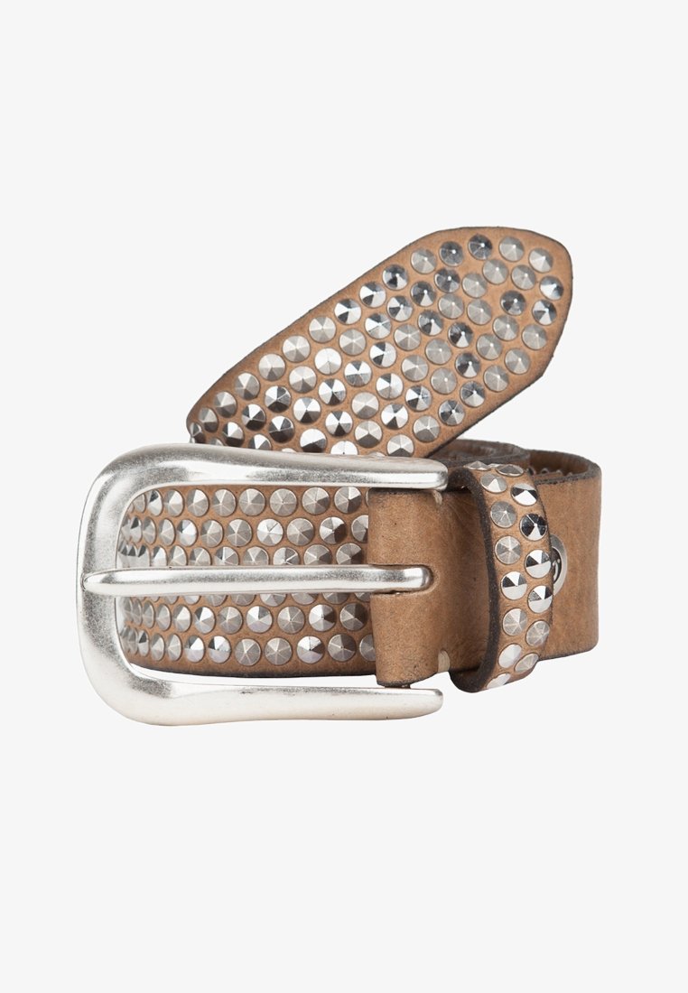 Bruine leren riem met zilveren studs en een zilveren metalen gesp. Heeft een gestructureerd oppervlak en een tab voor aanpassing.