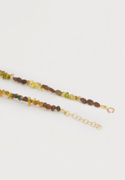 Βραχιόλι με χάντρες με ακανόνιστες πράσινες και καφέ πέτρες και χρυσό ρυθμιζόμενο κούμπωμα αλυσίδας σε λευκό φόντο.