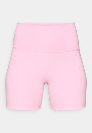 Shorts taille haute rose clair en tissu extensible, dotés de deux poches latérales, d'une texture lisse et d'une coupe ajustée.