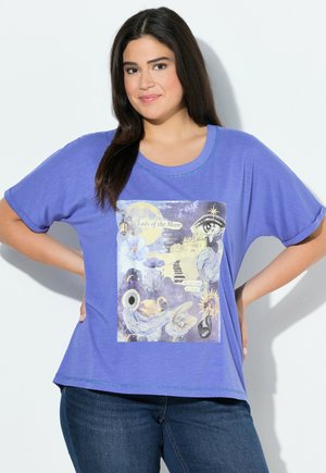 Lockere lila T-Shirt mit einem Front-Graphic-Design "Lady of the Moon", illustrierten Elementen und dekorativen Nähten.