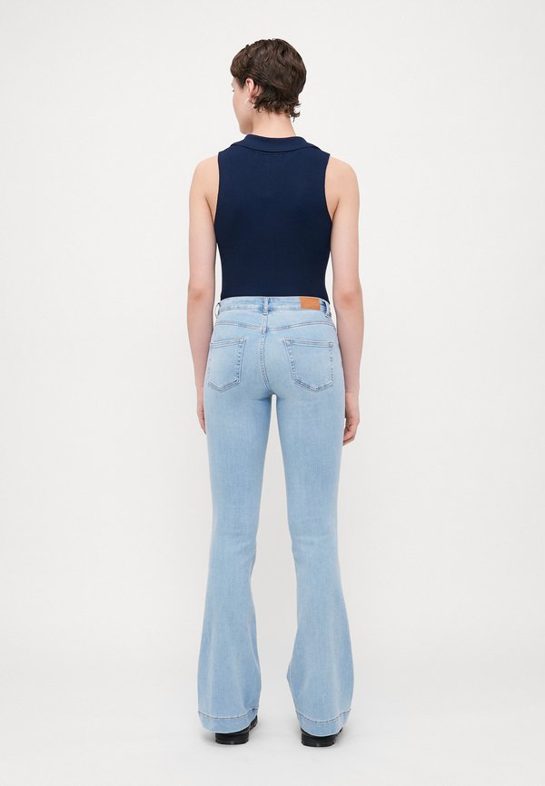 ONLBLUSH MID RETRO - Flared Jeans2