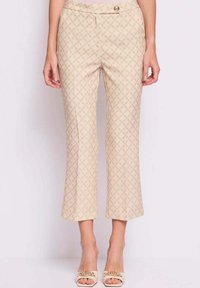 Pantaloni beige cropped con motivo a diamante. Caratterizzati da una texture liscia e chiusura frontale con bottone. Le gambe sono dritte e leggermente svasate.
