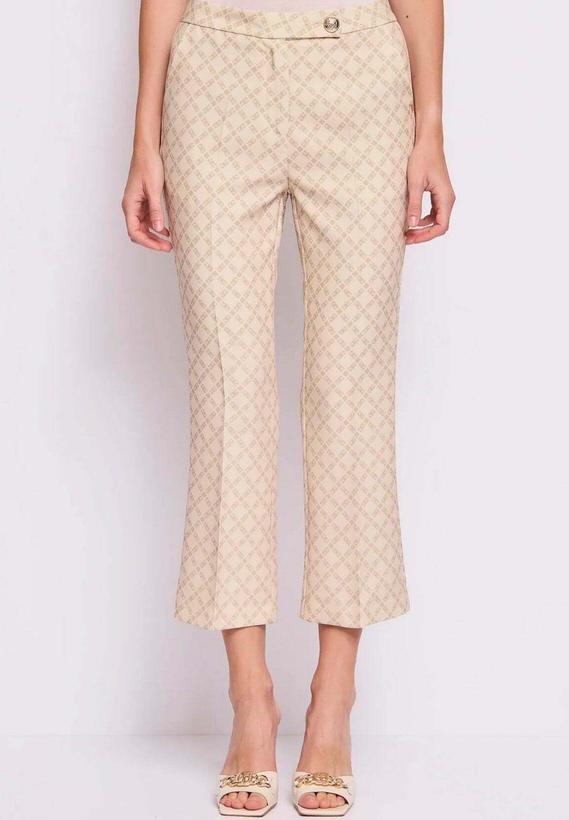 Pantaloni beige cropped con motivo a diamante. Caratterizzati da una texture liscia e chiusura frontale con bottone. Le gambe sono dritte e leggermente svasate.