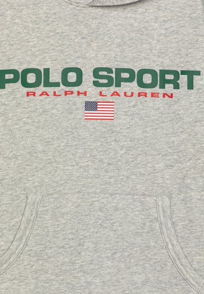 Siv hoodie z značilnim kenguru žepom spredaj, velikim zelenim napisom "POLO SPORT", rdečim napisom "RALPH LAUREN" in majhnim grafičnim prikazom ameriške zastave.