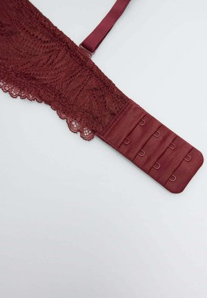 Sostén de encaje burdeos con borde festoneado, tirantes ajustables y un cierre de gancho y ojo con múltiples opciones de sujeción.