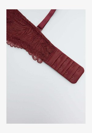 Sostén de encaje burdeos con borde festoneado, tirantes ajustables y un cierre de gancho y ojo con múltiples opciones de sujeción.