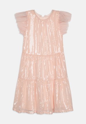 Ružové šaty so trblietkami, vrstvenou sukňou a krátkymi tylovými rukávmi. Majú okrúhly výstrih a tkaninu s lesklým, textúrovaným povrchom.