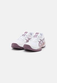 Hvide atletiske sko med lilla accenter, der har en tekstureret sål, åndbart netmateriale og stribet design på siderne. Snørebåndslukning.